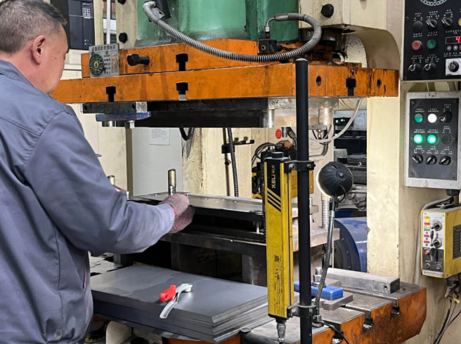 Workshop workers are operating machines Работники мастерской управляют машинами